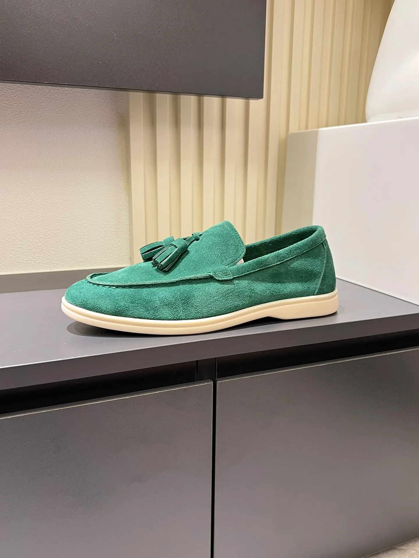 Men's shoes 💰p360 "Loro men's shoes 💰pian'*" Classic L men's shoes for couples 💰p Top version British flat loafers, a must-have item in old money style, the minimalist design is eye-catching and durable, a plus point for dressing The soft foot feel and texture are outstanding. They don’t scratch your feet and are very nice. They are matched with soft and waxy soles. They can be worn daily for a long time without getting tired. They are easy to wear, versatile and classic items, with perfect foot feel and texture! Imported cashmere fabric, the lining is made of imported A-grade water-dyed cow lining, the top version of the genuine leather midsole is sewn with pure handmade mark thread! Size: Female 35-40 (34. Customized) Male 38-44 (45.46. Customized)